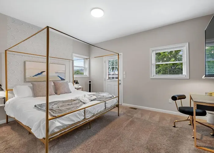King W/ View | Off Street Parking | Deck Holiday home