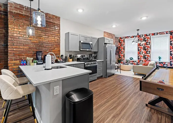 King W/ View | Off Street Parking | Deck Holiday home Pittsburgh