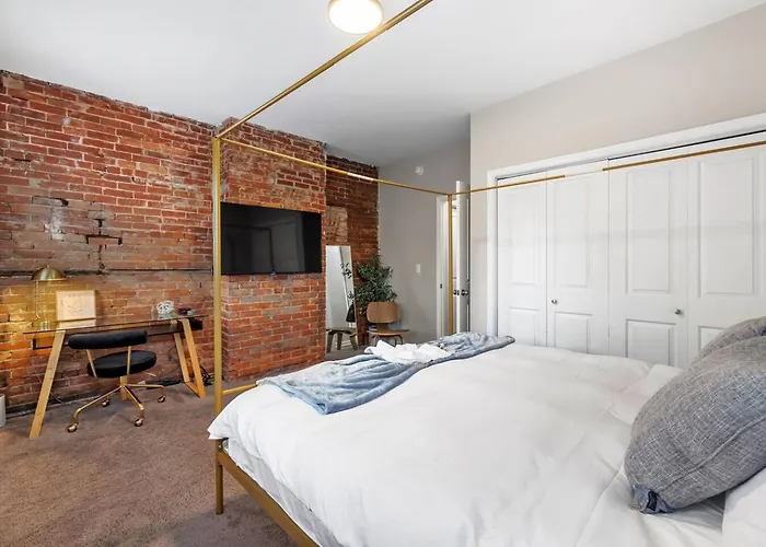 King W/ View | Off Street Parking | Deck Holiday home *