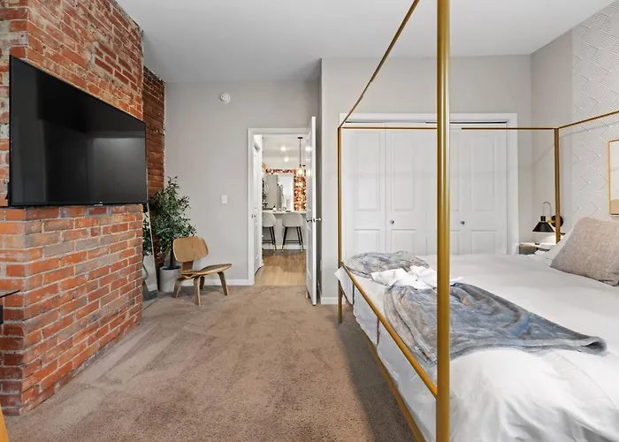 King W/ View | Off Street Parking | Deck Holiday home *