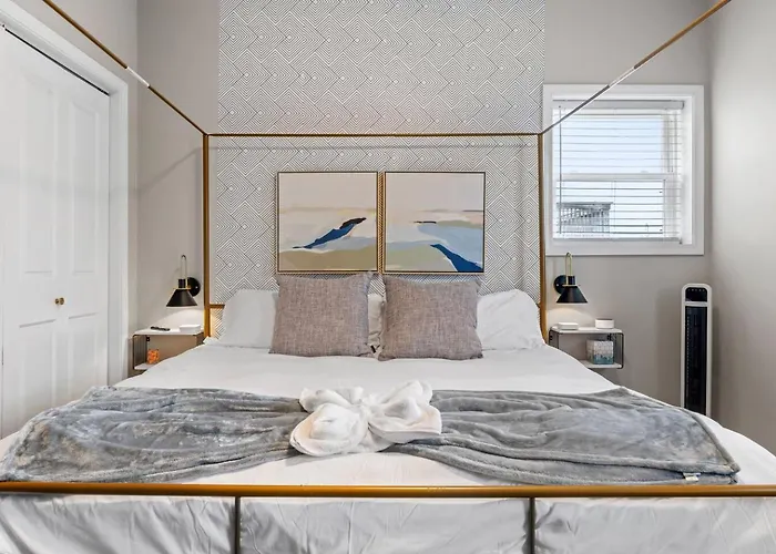 King W/ View | Off Street Parking | Deck Holiday home