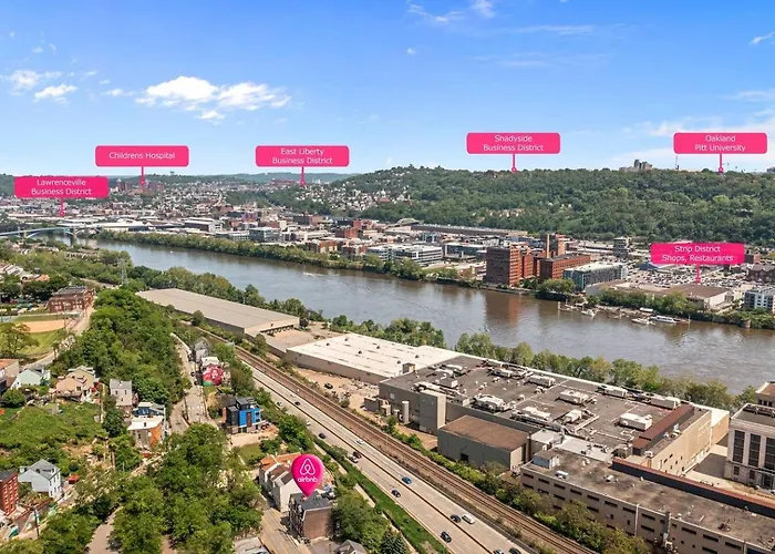 King W/ View | Off Street Parking | Deck Holiday home *