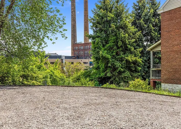 King W/ View | Off Street Parking | Deck